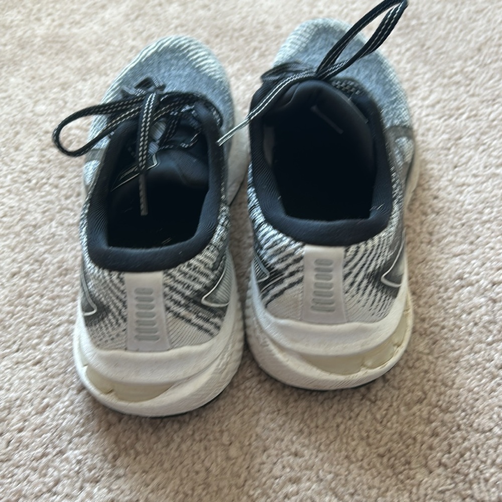 ASICS GT2000 running shoe, Size 8 - Picture 6 of 7